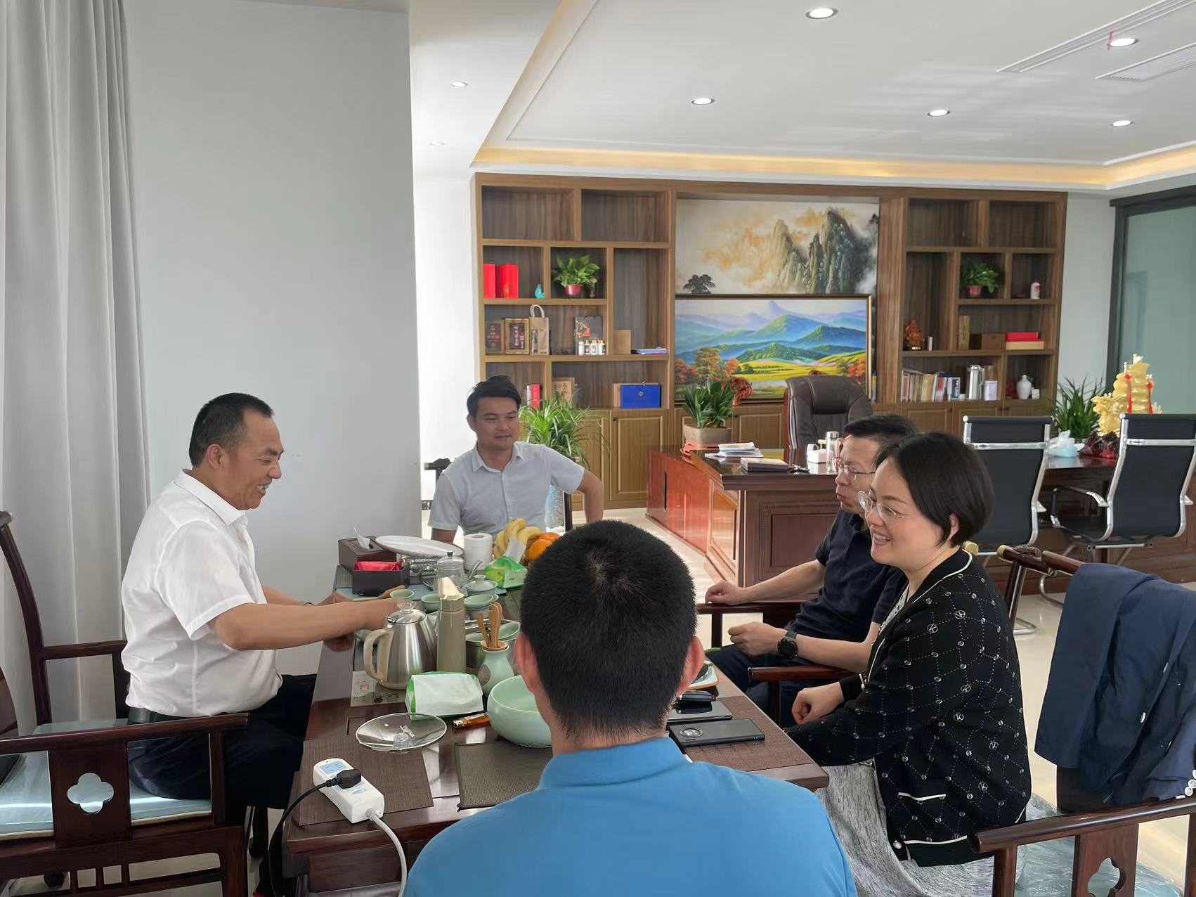 1715590912414040.jpg 座谈.jpg